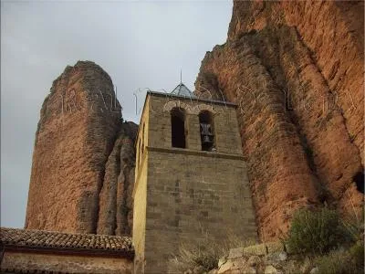 Iglesia y Mallos de riglos Iglesia y Mallos de riglos