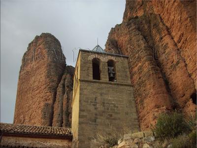 Iglesia y Mallos de riglos